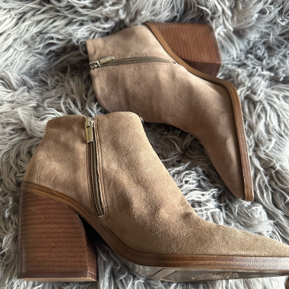 Vince Camuto Grendan Ankle Boots in Tan Suede Size 9.5 - Picture 11 of 11